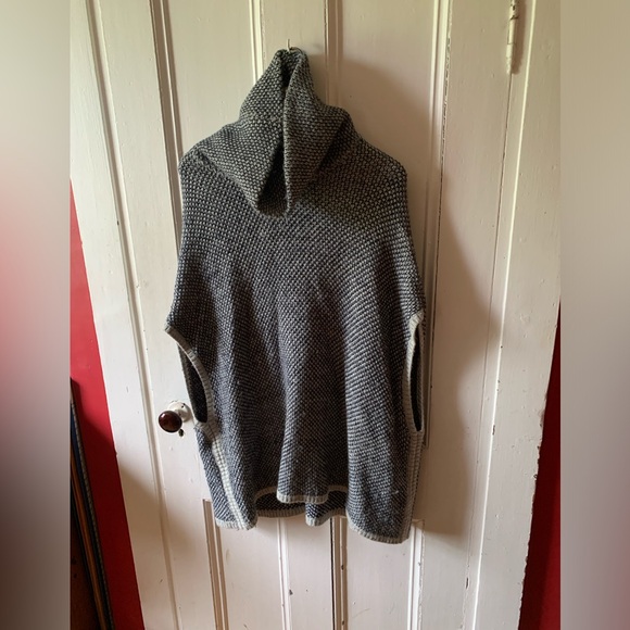 Women’s navy blue and silver knit Gap Turtle Neck Poncho size Medium - Picture 2 of 12